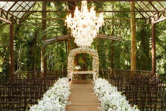 Altar com Lustre de Cristal - Casa Giardino
